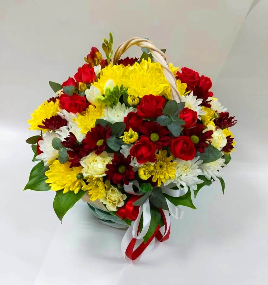 Цветочная композиция из Хризантемы и Розы в корзине в Абадзехском