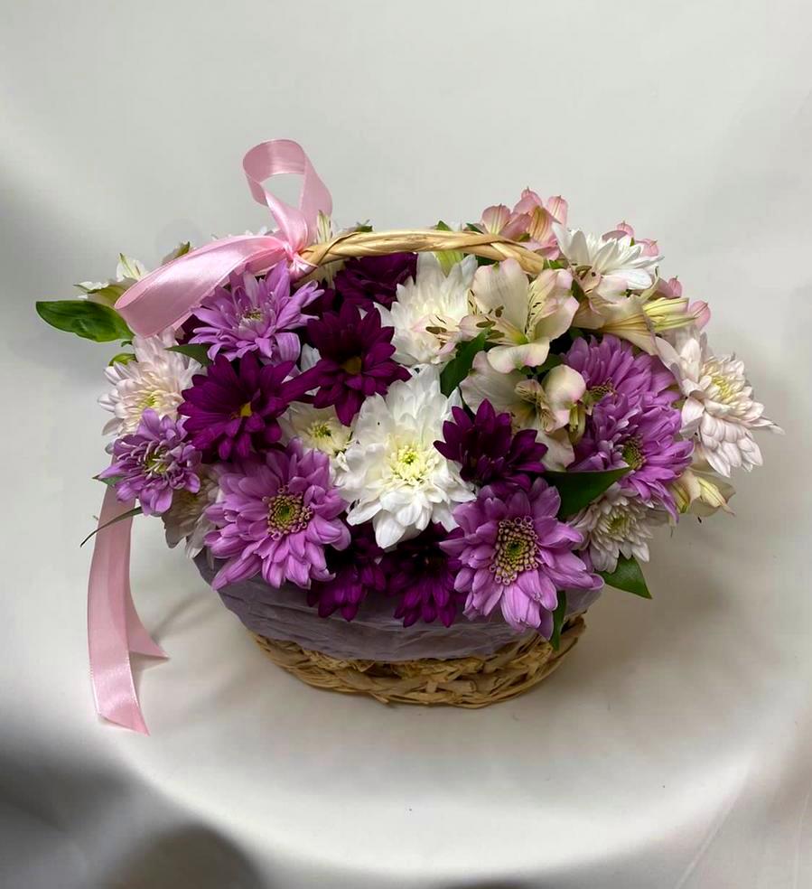 Цветочная композиция из Хризантемы и Альстромерии в корзине в Абадзехском