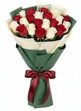 Букет Микс из красных и белых роз в Абадзехском