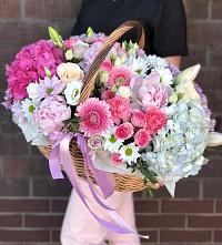 Композиция солнечный день в Абадзехском Цветочная композиция из Розы, Хризантемы, Пионы и Лизиантусы в корзине в Абадзехском