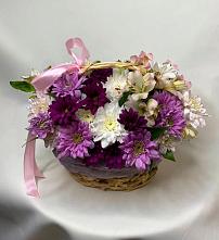 Цветочная композиция из Хризантемы и Альстромерии в корзине в Абадзехском