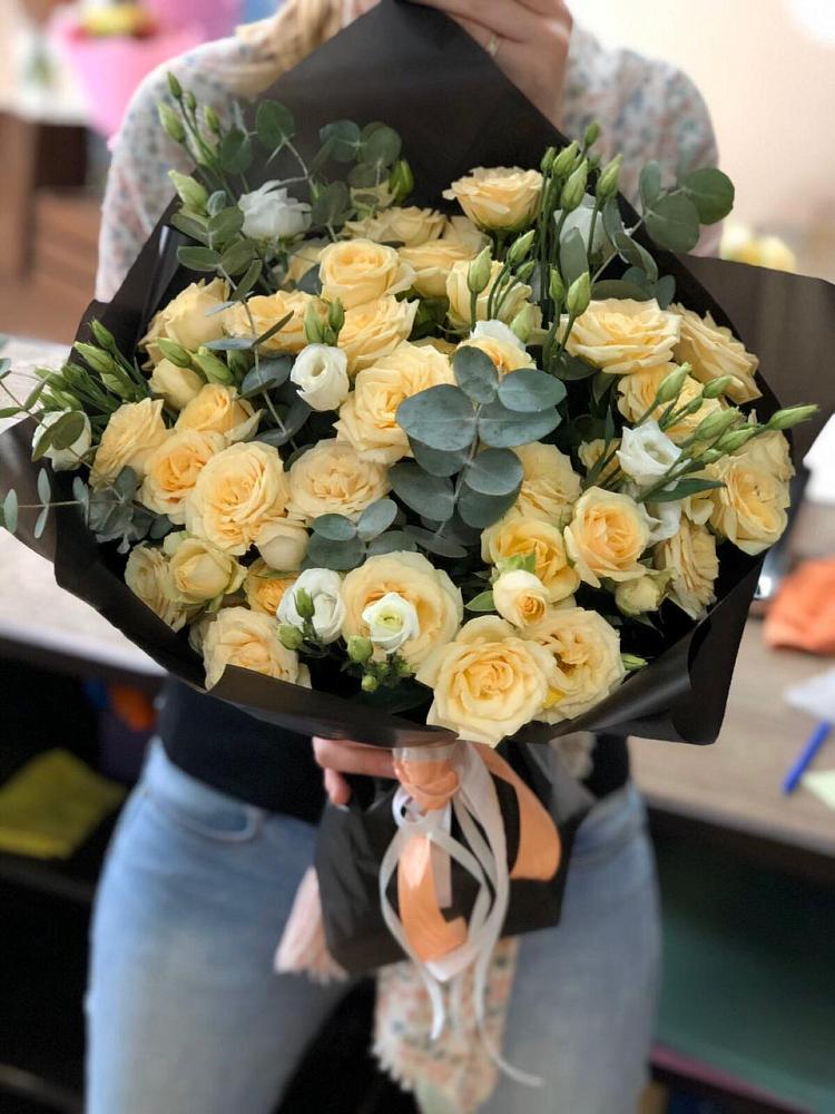 Букет цветов из: Розы и Лизиантусы в Абадзехском