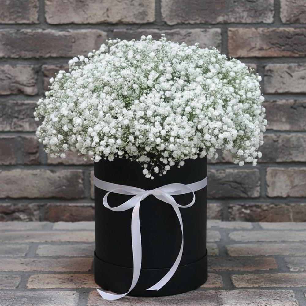 Цветочная композиция из Гипсофила в шляпной коробке в Абадзехском