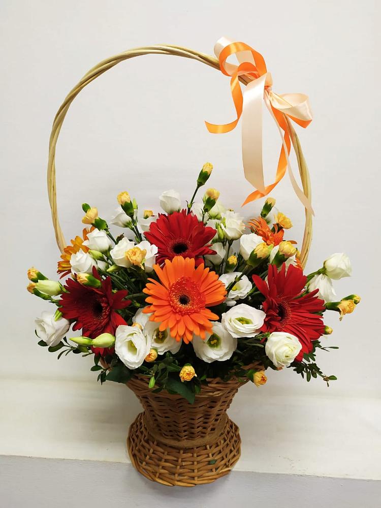 Цветочная композиция из Герберы и Хризантемы в корзине в Абадзехском