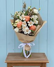 Букет цветов из:  Альстромерии, Лизиантусы, Розы и Хризантемы в Абадзехском
