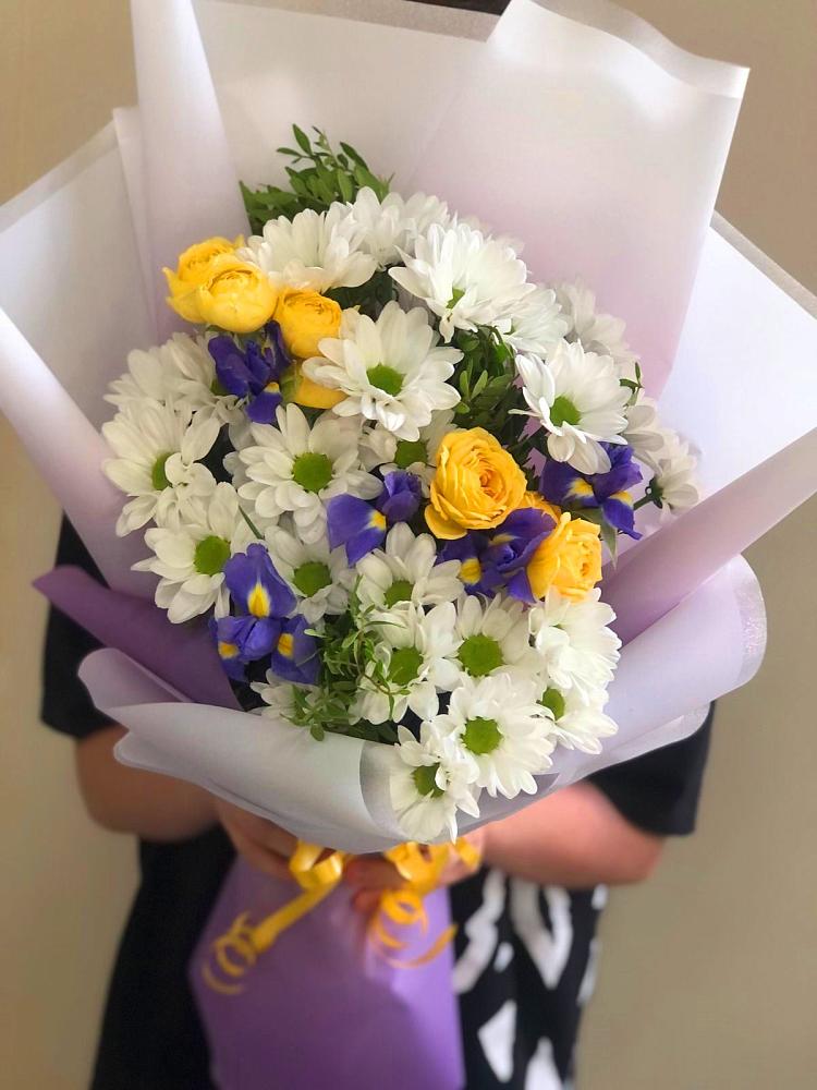 Букет цветов из: Ирисы, Хризантемы и Розы в Абадзехском