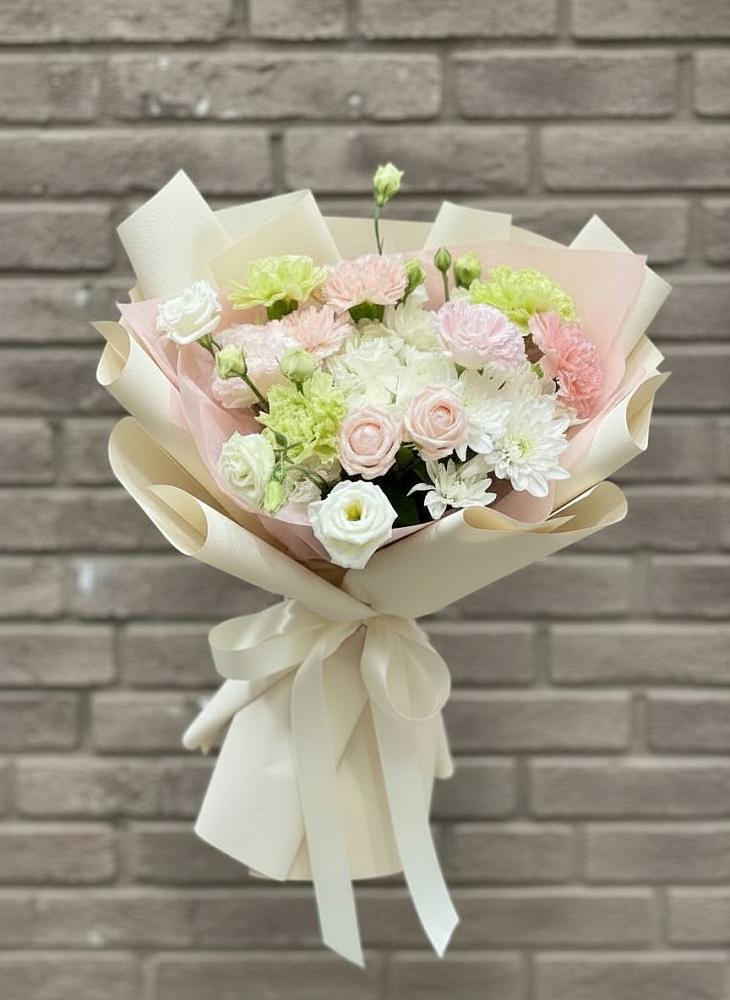 Букет цветов из: Гвоздики, Розы, Лизиантусы и Хризантемы в Абадзехском