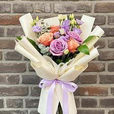 Букет цветов из:  Лизиантусы и Розы в Абадзехском