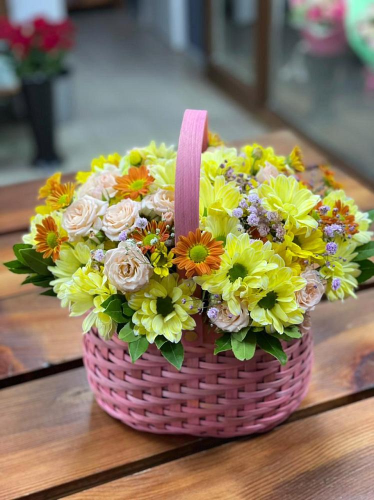 Цветочная композиция из Хризантемы и Розы в корзине в Абадзехском