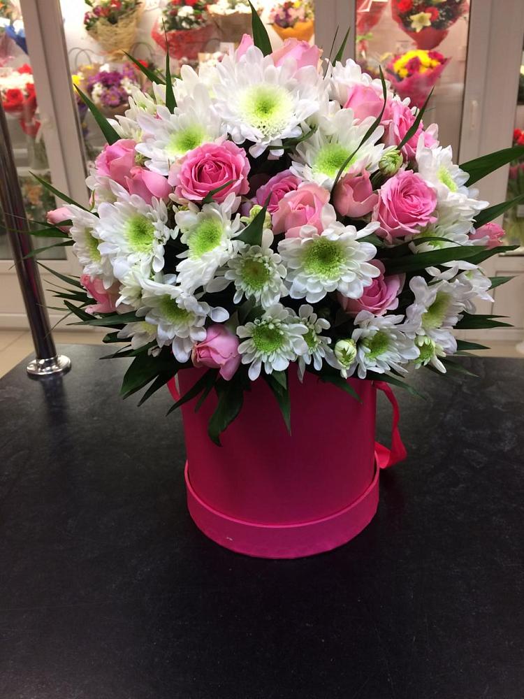 Цветочная композиция из Розы и Хризантемы в шляпной коробке в Абадзехском