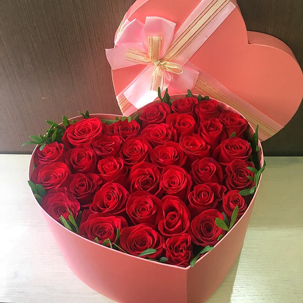 Цветочная композиция из Розы в коробке в виде сердца в Абадзехском