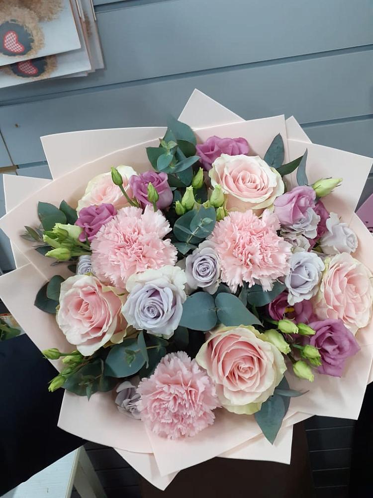 Букет цветов из: Розы, Гвоздики и Лизиантусы в Абадзехском