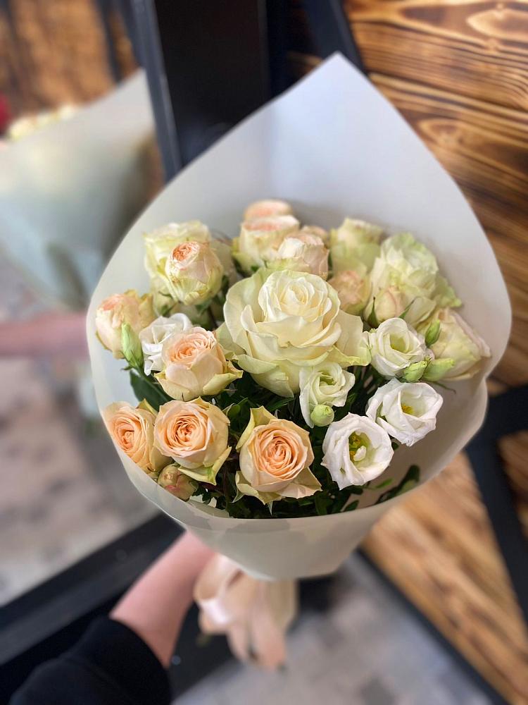 Букет цветов из: Розы и Лизиантусы в Абадзехском